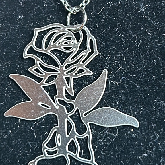 Skeleton hand with rose pendant - Picture 2 of 6